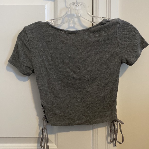 GARAGE- Gray crop top 🩶 - Picture 3 of 4